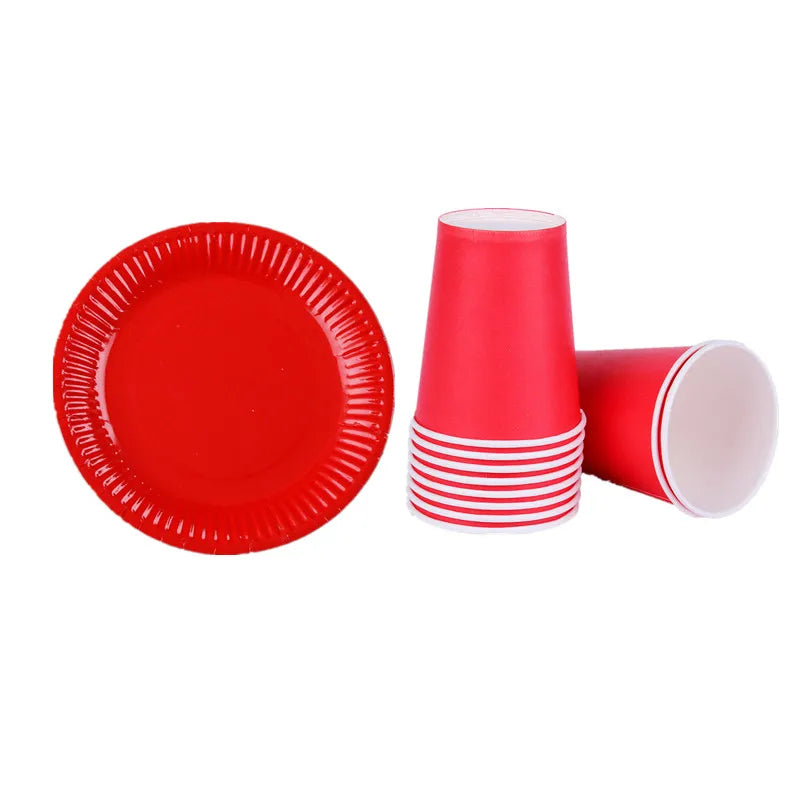 Assiettes et gobelets jetables noir et rouge