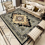 Ce tapis persan ornemental apporte une touche d'élégance dans ce salon aux meubles haut de gamme.