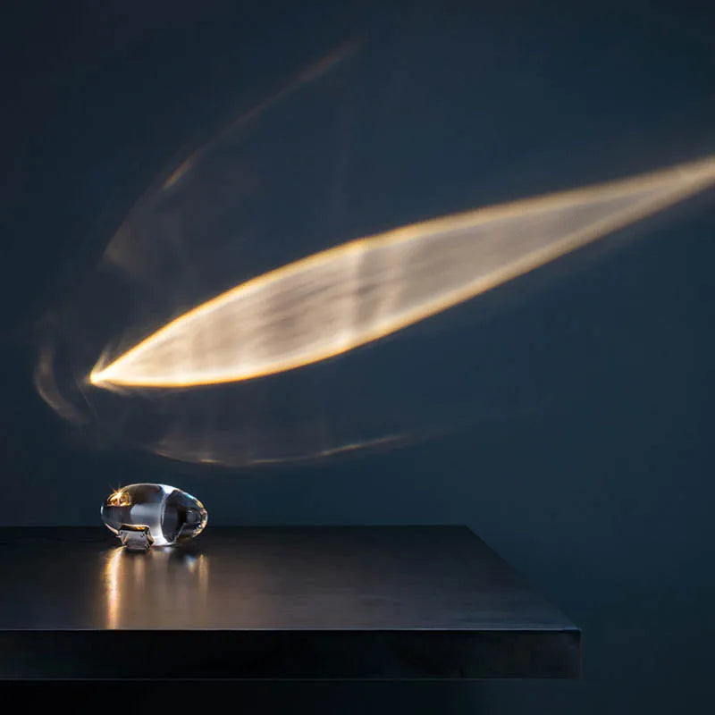 Vue de côté de la lampe de chevet designer montrant son design épuré