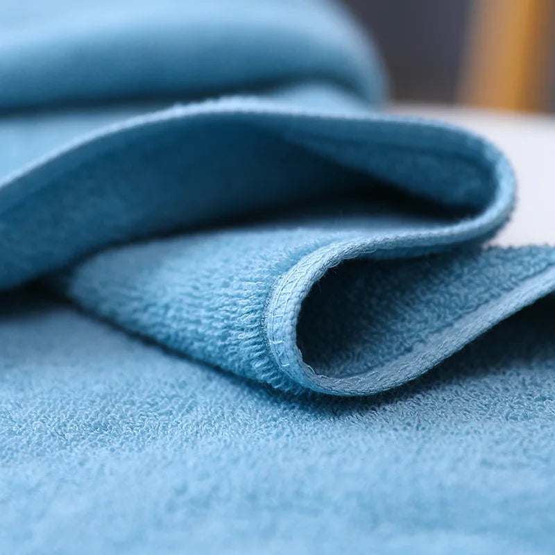 Gros plan d'un tissu bleu marine doux et moelleux.