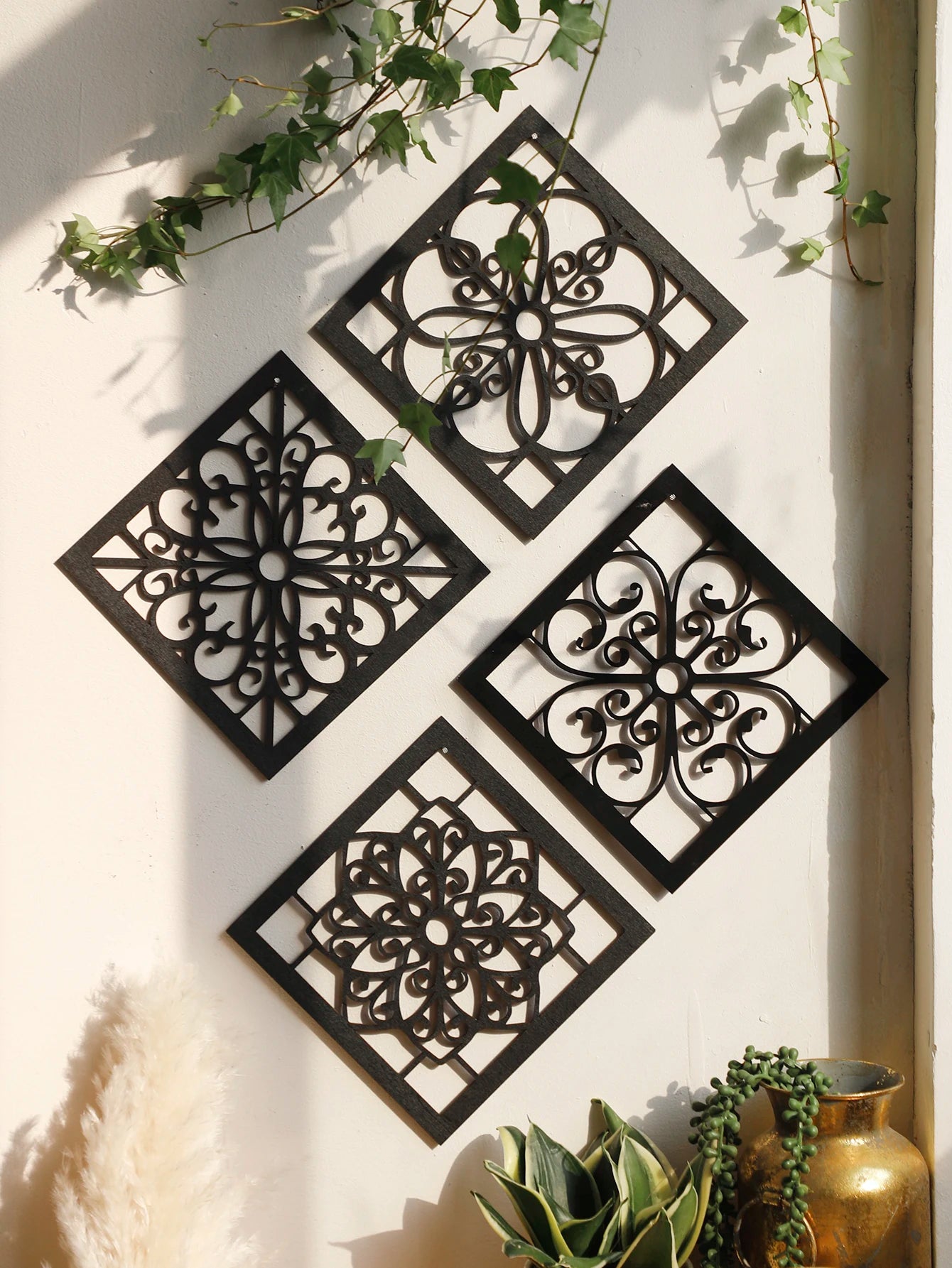 Décor mural en bois évidé 4 pièces couleur prune sur mur blanc