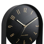 Horloge murale pivotante dans salon moderne