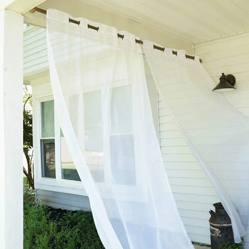 Rideau terrasse transparent vert dans un jardin avec plantes
