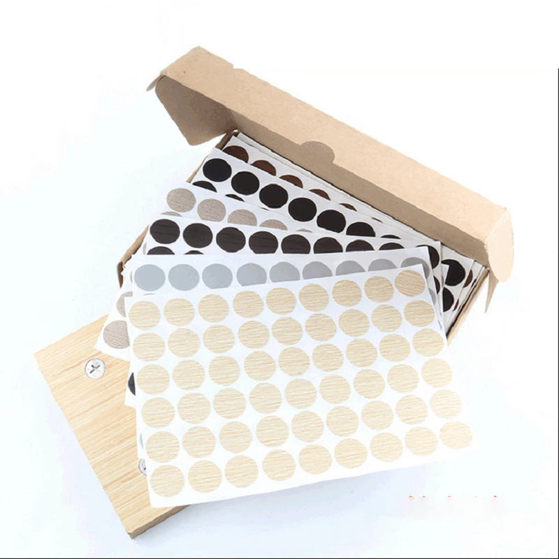 Cache trou de vis autocollant sur meuble blanc