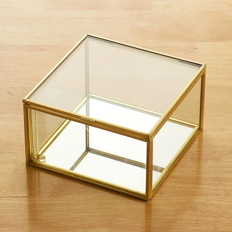 Boîte à bijoux en verre sur une coiffeuse