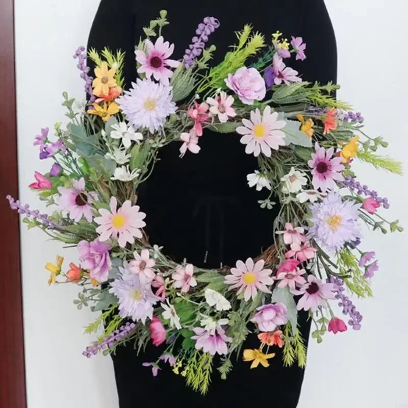 Couronne accrochée sur un mur intérieur avec éclairage naturel