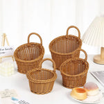 Panier de rangement en imitation rotin marron suspendu dans une cuisine