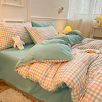 Housse de couette dans une chambre décorée