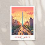 Le paysage urbain de Buenos Aires, en Argentine, est représenté dans cette image, avec ses gratte-ciel, ses rues animées et son célèbre obélisque se dressant dans un ciel coloré au coucher du soleil.