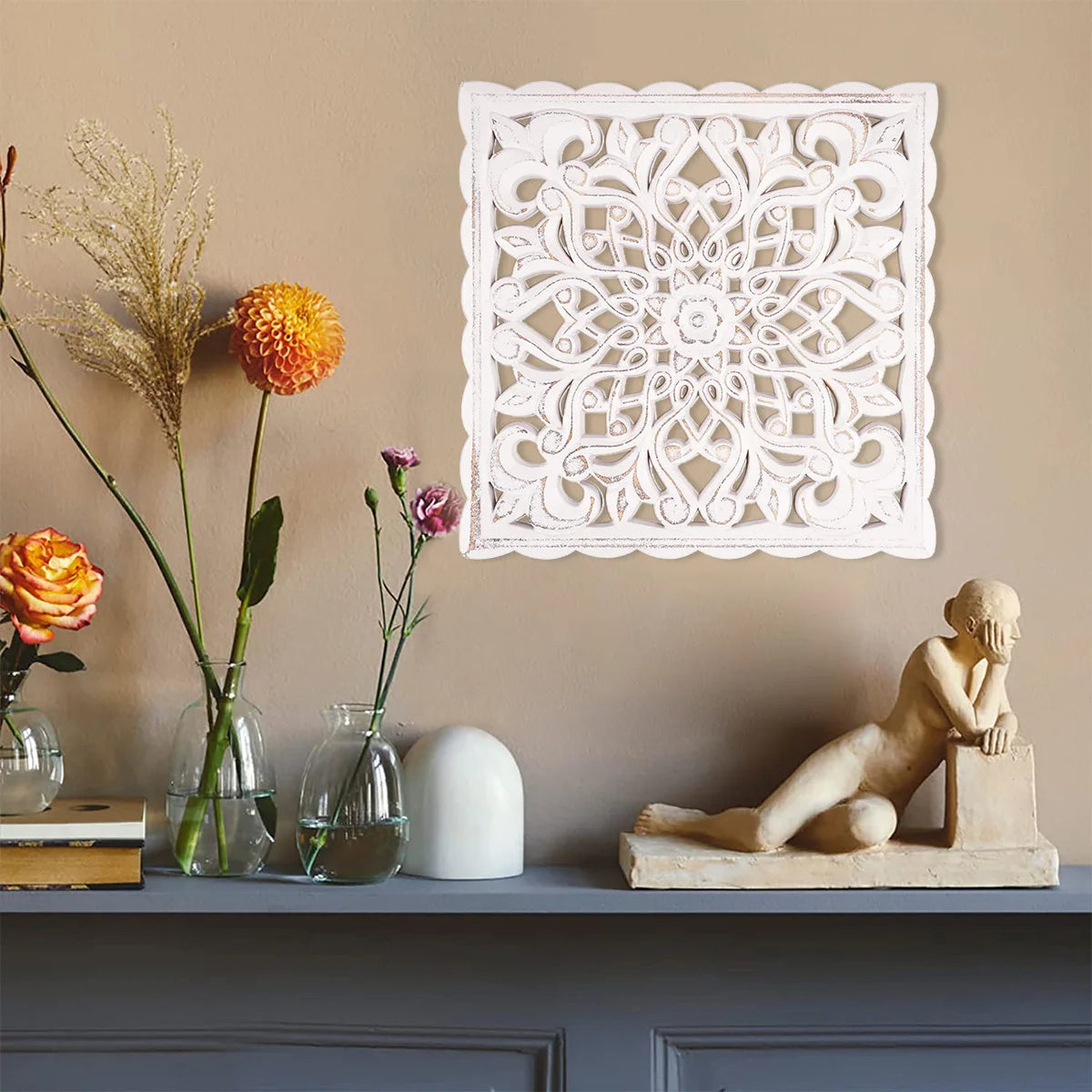 Panneau mural en bois sculpté accroché sur un mur de salon