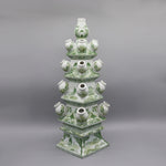Un incroyable vase antique en porcelaine blanche orné de motifs floraux et paysagers délicatement peints en vert.