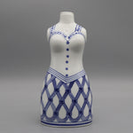 Une statuette de céramique blanche avec des motifs bleus décoratifs.