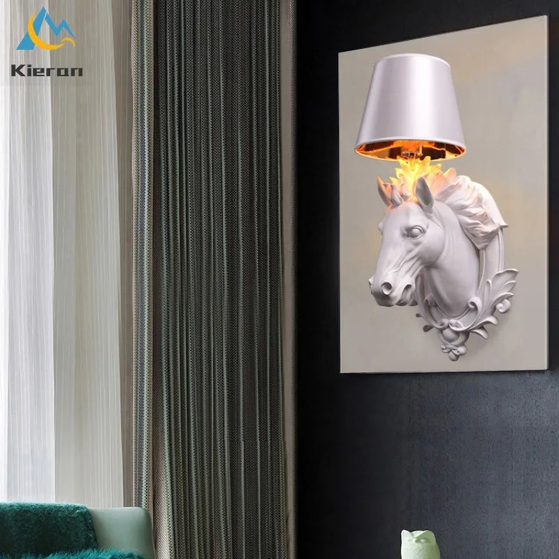 Détail de la tête de cheval en résine sur l'applique murale LED