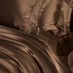 Parure de lit marron dans une chambre décorée