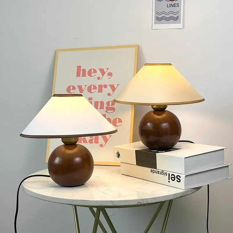 Lampe de chevet en bois massif style rétro avec éclairage LED sur table de nuit