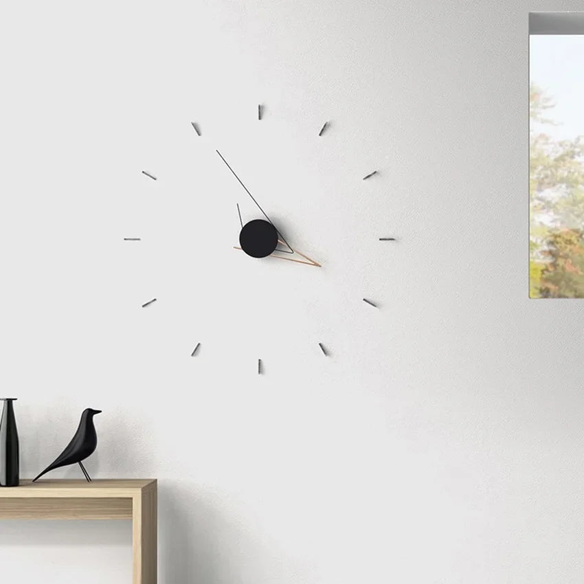 Horloge murale design minimaliste dorée sur mur blanc salon