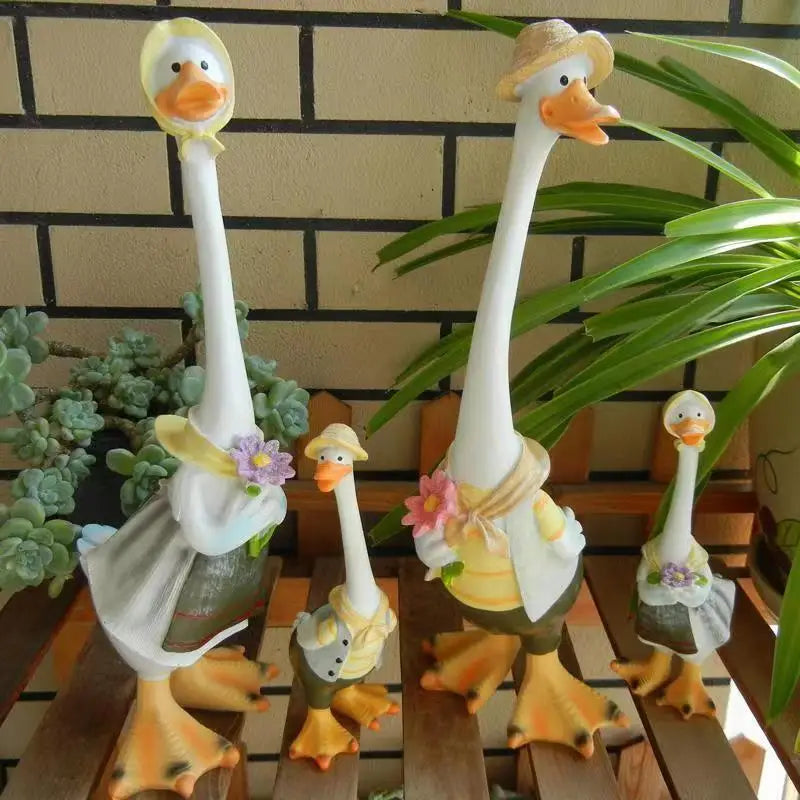 Statue canard vert armée dans un jardin avec fleurs