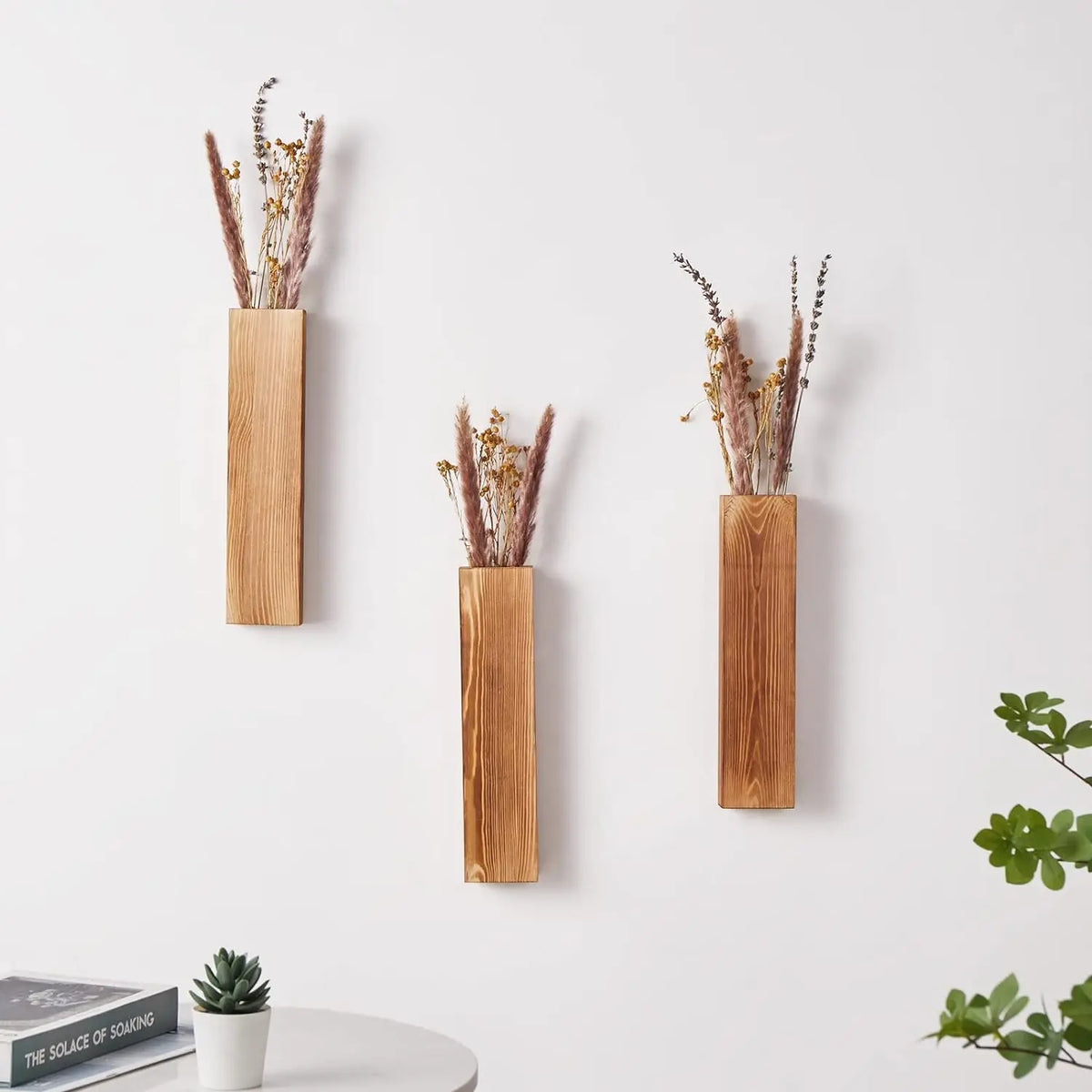 Jardinière murale en bois rouge avec fleurs séchées