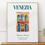 L'image représente une belle façade de bâtiment typique de Venise, en Italie, avec ses fenêtres arches et sa porte en bois. La composition utilise des couleurs chaudes et une touche aquarellée pour saisir l'ambiance méditerranéenne de cette ville historique.