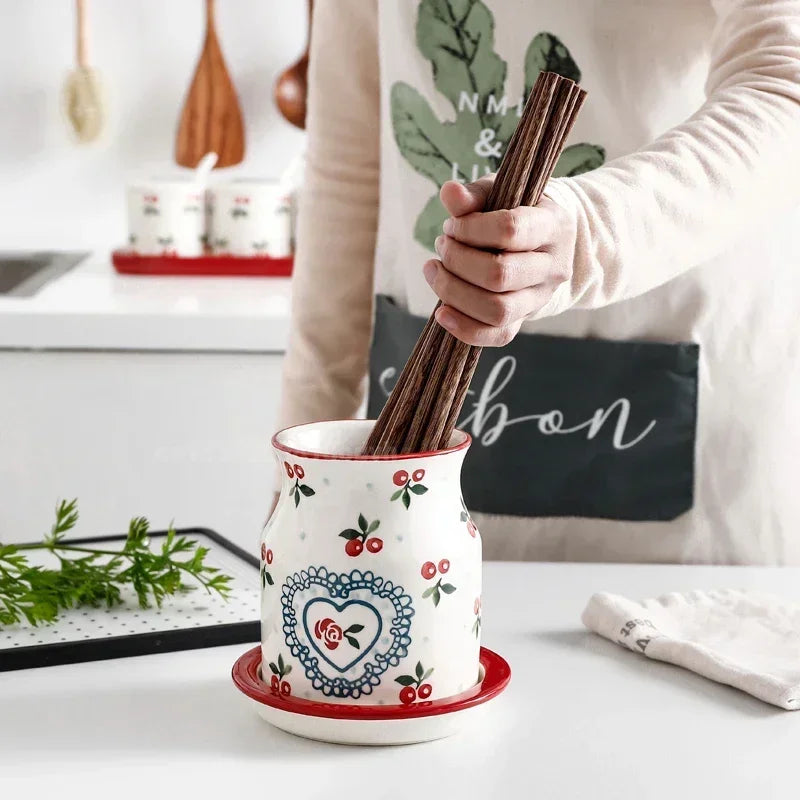 Détail de la boîte de rangement en céramique avec couverts