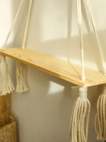Détail du tissage macramé et du bois naturel de l'étagère