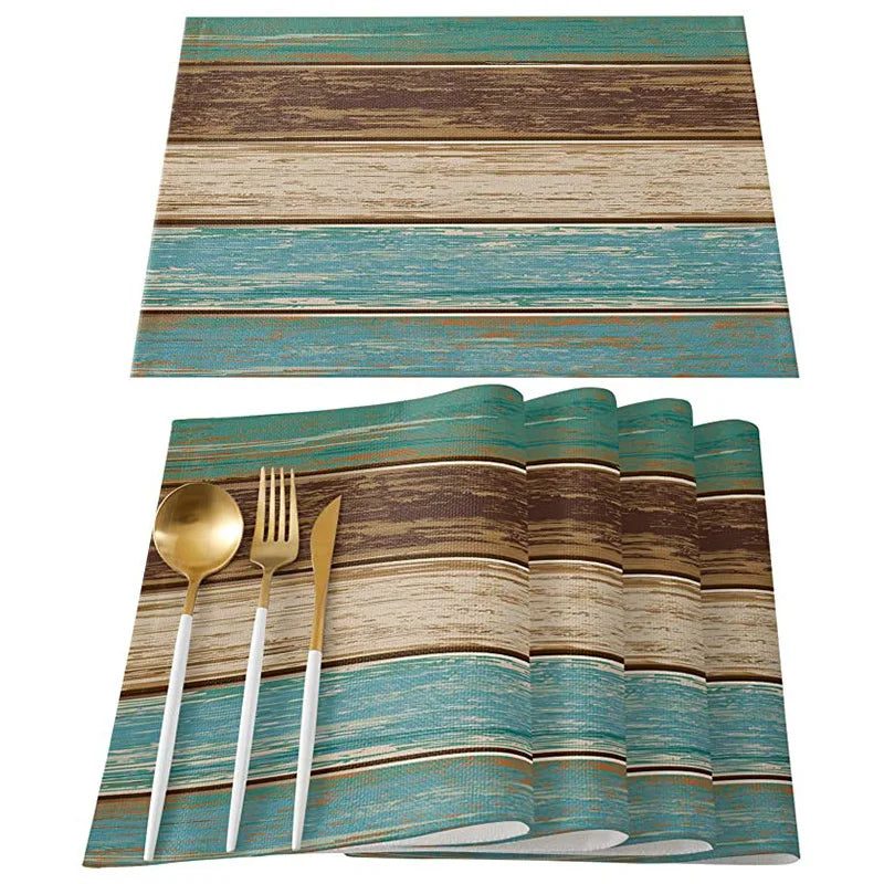 Set de 4 napperons en bois rustique sur une table à manger