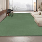 Le tapis vert foncé occupe le centre de la pièce, créant un contraste saisissant avec les fenêtres panoramiques offrant une vue sur un paysage enneigé.