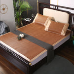 Matelas rafraichissant en rotin de bambou sur un lit