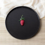 Plateau de service noir avec fromages et fruits