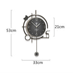 Horloge murale scandinave noire sur mur blanc