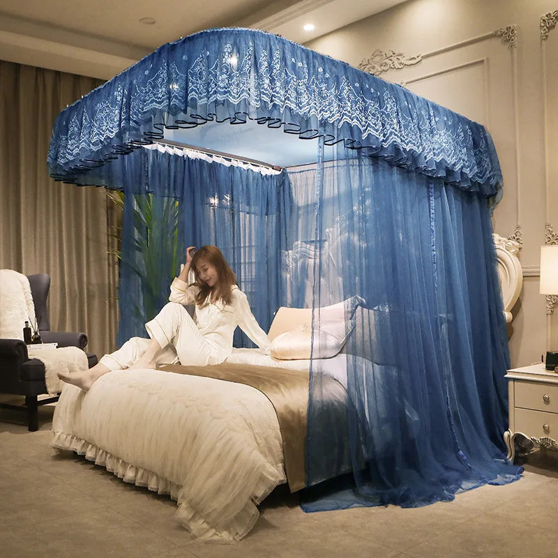Une chambre luxueuse avec un grand lit aux draps blancs et un baldaquin bleu élégant, offrant un environnement confortable et relaxant.