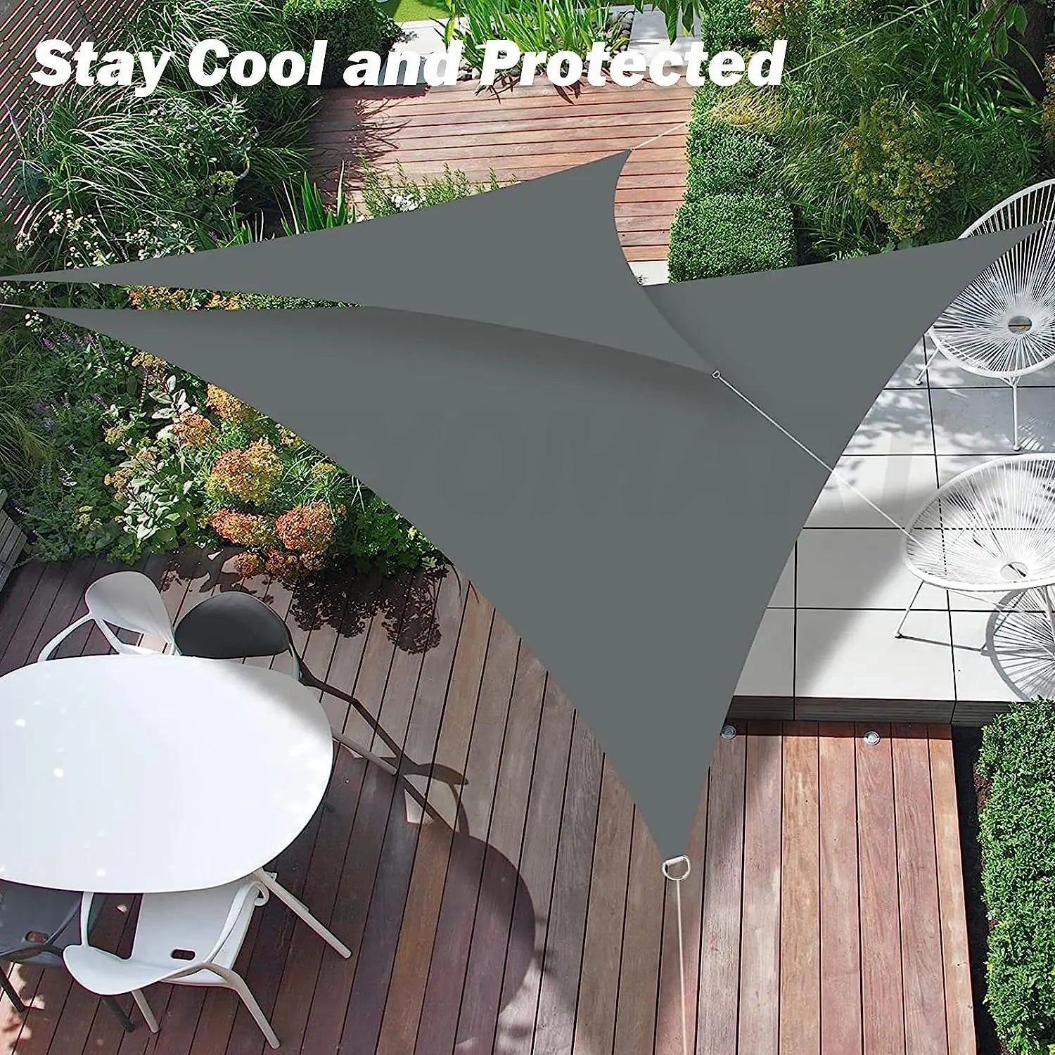 Voile d'ombrage gris clair sur un patio avec meubles de jardin