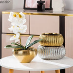Cache pot sur pied en céramique galvanisée moderne bleu marine avec plante succulente