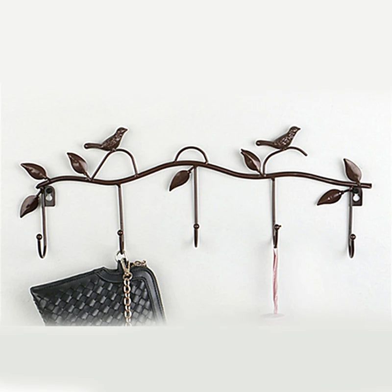 Porte-manteau mural installé dans un salon moderne