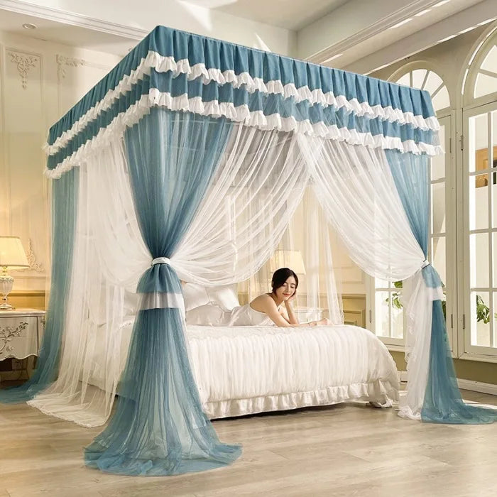 Une chambre élégante avec un lit à baldaquin en bois blanc, des rideaux bleu clair et blanc qui créent une atmosphère romantique.