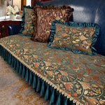 Riche et somptueux ensemble de literie en velours turquoise avec des motifs floraux et des volants décoratifs, créant une atmosphère chaleureuse et élégante dans la chambre.