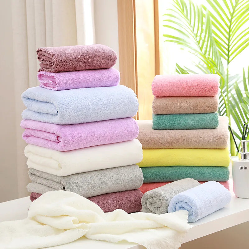 Serviette velours corail verte dans salle de bain moderne