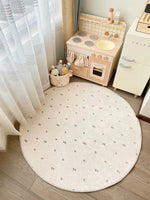 Une pièce confortable et accueillante, avec un sol en bois, des rideaux et un tapis rond à motifs délicats, complétée par du mobilier enfantin, comme une cuisinière jouet et un panier de peluches.