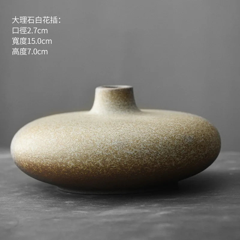 Poterie grossière noire sur étagère décoration