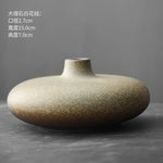 Poterie grossière noire sur étagère décoration