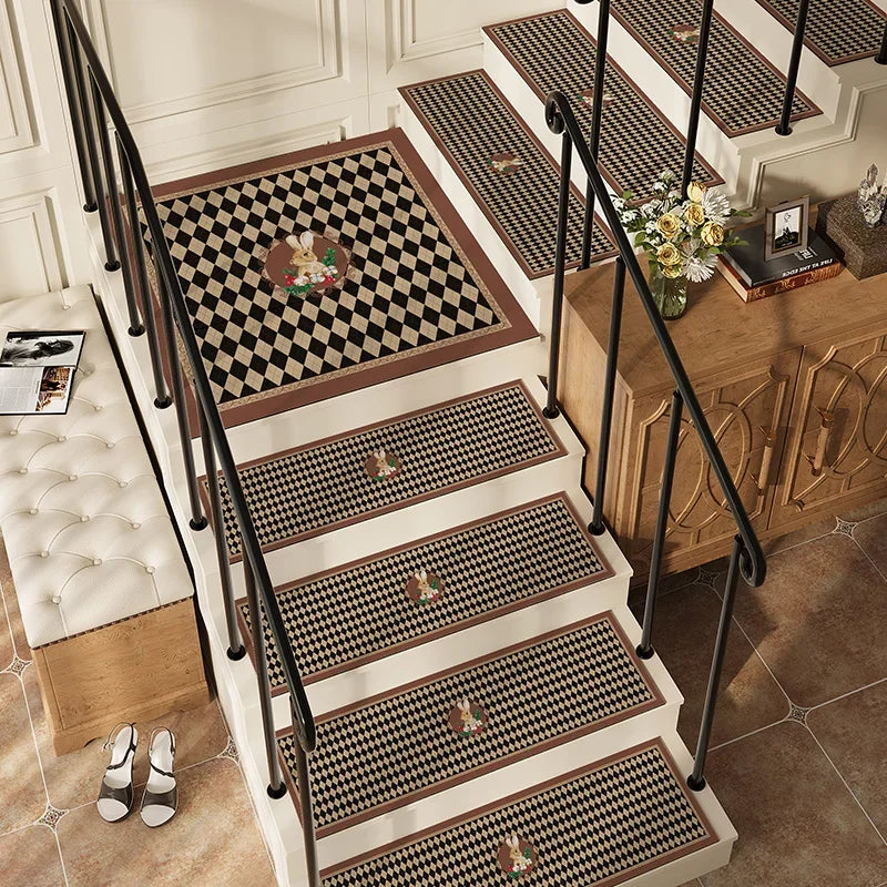 Escalier avec carreaux noirs et blancs et décoration florale, créant une ambiance élégante et chaleureuse.