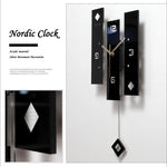 Horloge murale acrylique noire sur un mur blanc en décoration intérieure