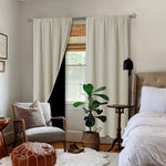 Rideaux occultants beiges dans une chambre cosy, agrémentée de plantes et de mobilier en bois clair.