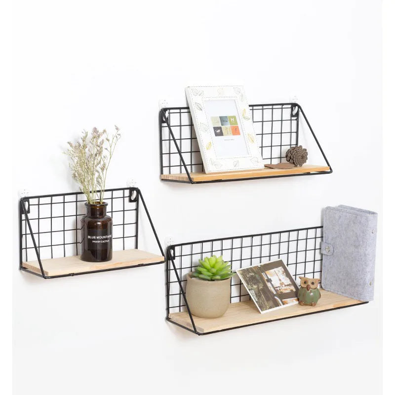 Étagère murale dorée dans une cuisine design