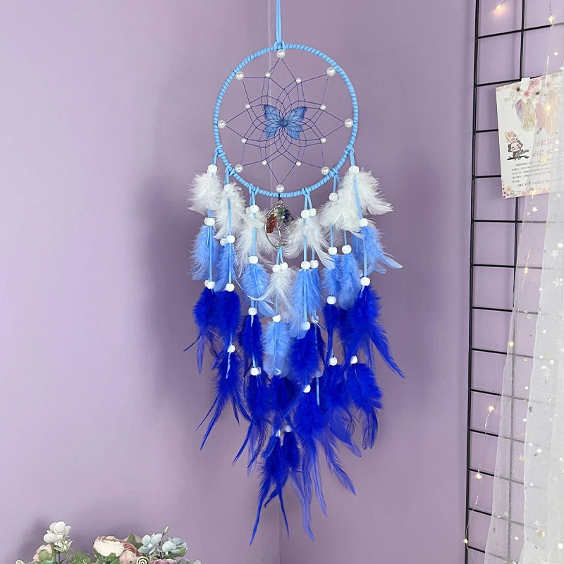 Un magnifique attrape-rêves bleu aux motifs délicats, composé de plumes fluides et d'ornements lumineux, créant une atmosphère apaisante et onirique.