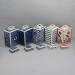 Une collection de vases et de boîtes décorés de motifs bleus et rouges traditionnels chinois.