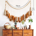Vue d'ensemble de la tapisserie boho accrochée au-dessus d'un canapé