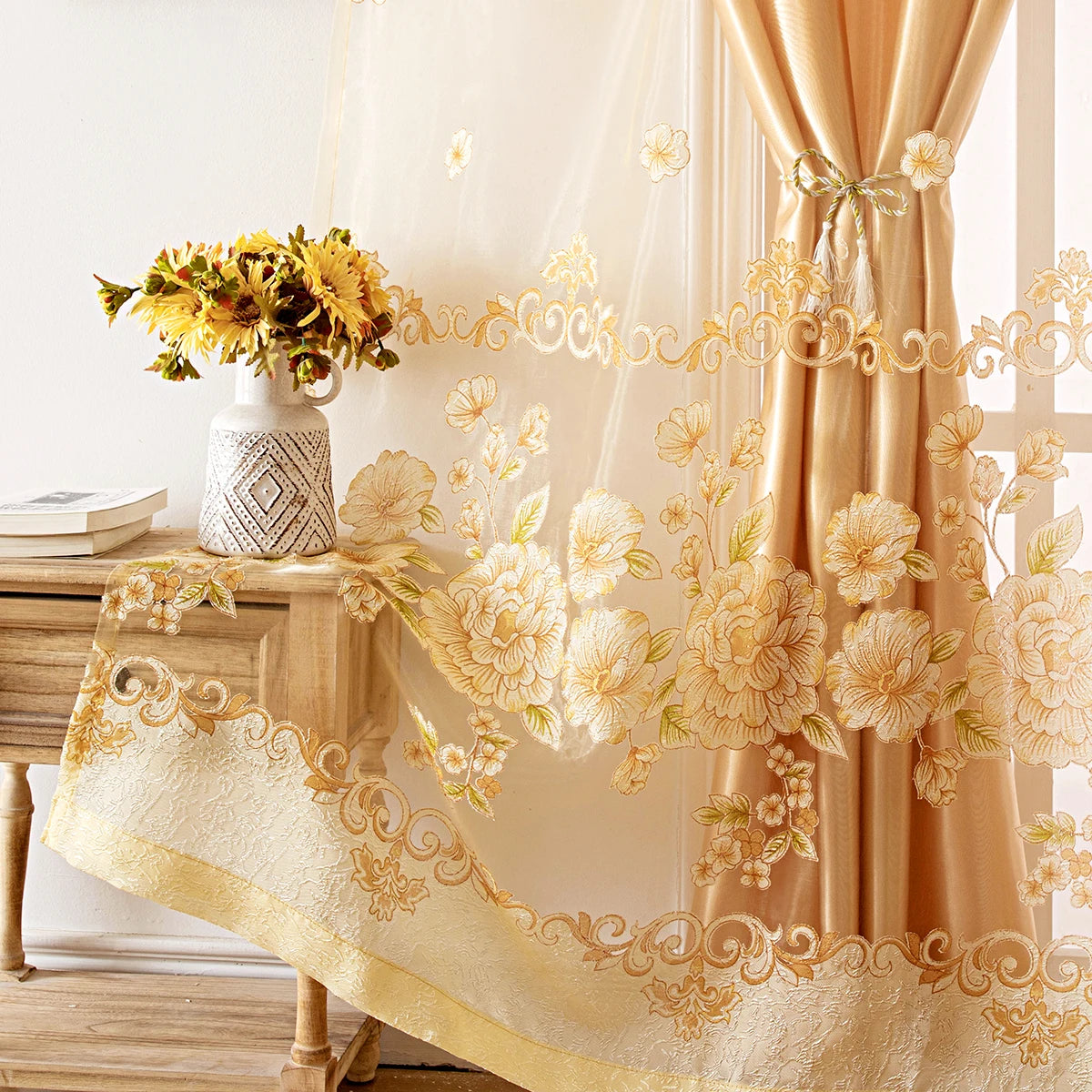 Rideau transparent fleuri brûlé dans un salon décoré style pastoral