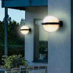 Applique murale LED boule acrylique 10W blanc froid éclairant un jardin