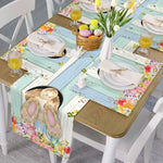 Une table de printemps colorée avec des décorations de Pâques, un bouquet de tulipes, des verres de jus et des assiettes fleuries.